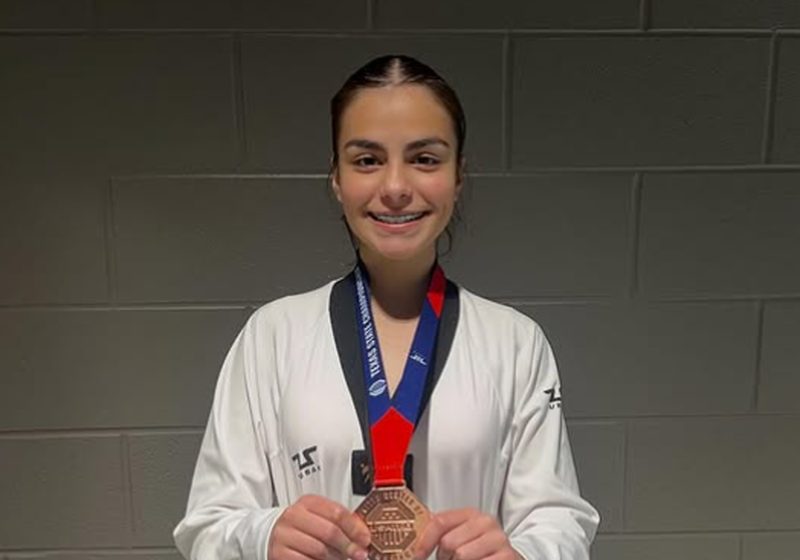 Alumna con medalla